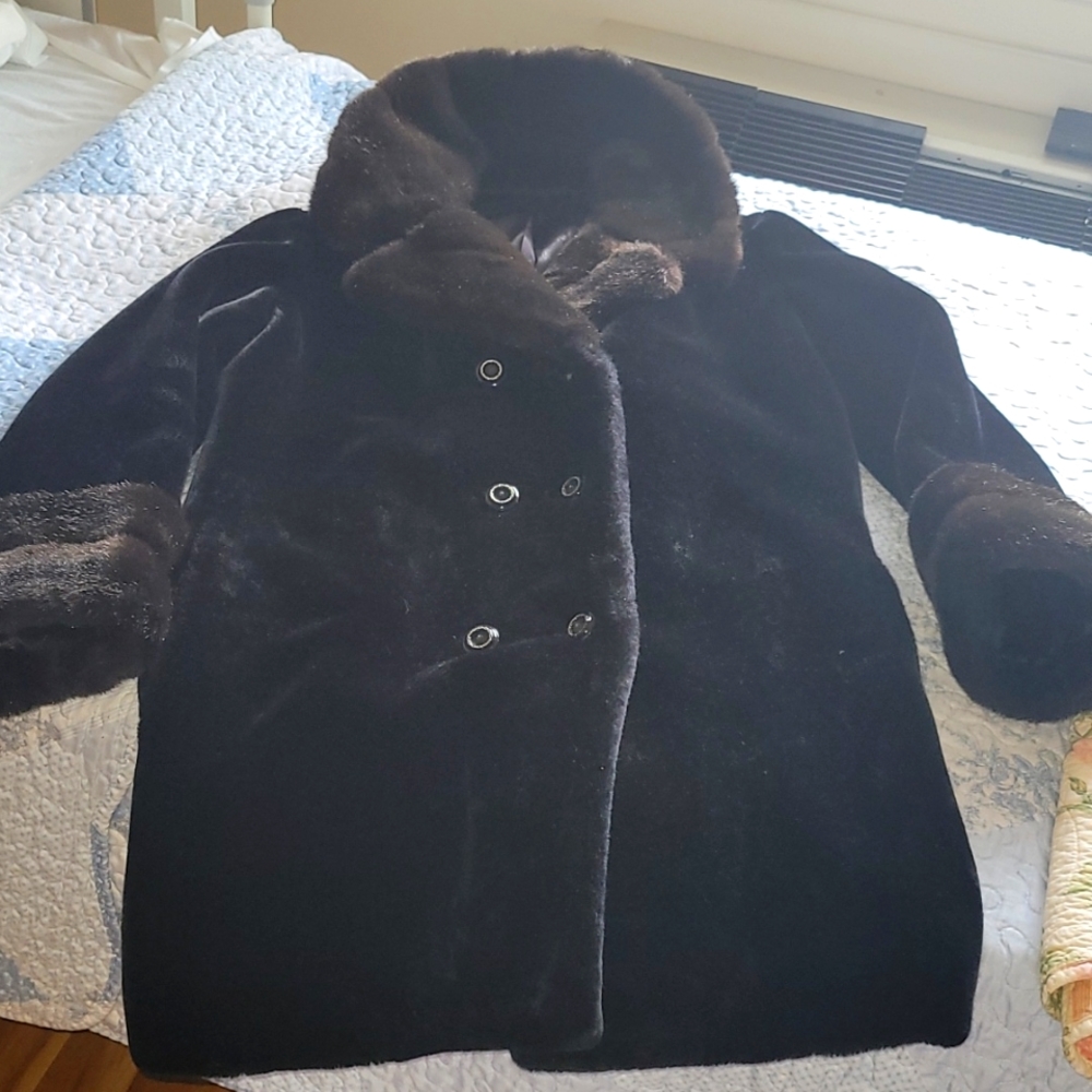 Fur coat no size  but I'm a large and it fits me great